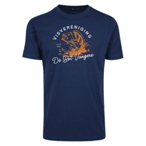 Navy Sky Fit T-shirt met opdruk van een vis en de tekst "Visvereniging De Botvangers". Gemaakt van 100% katoen, met een langere pasvorm en een comfortabele, ademende stof.