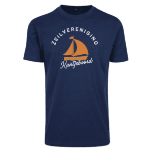 T-shirt Zeilvereniging Kantjeboord – Navy Navy T-shirt met opdruk van een zeilboot en de tekst "Zeilvereniging Kantjeboord". Sky Fit model, 100% katoen, comfortabele pasvorm.