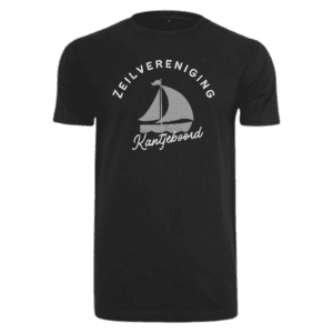 Zwart T-shirt met opdruk van een zeilboot en de tekst "Zeilvereniging Kantjeboord". Sky Fit model, 100% katoen, comfortabele pasvorm.