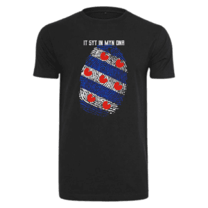 Zwart T-shirt met een Friese vingerafdruk waarin de Friese vlag verwerkt is, met de tekst "It syt in myn DNA"