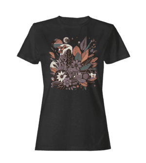Zwart T-shirt met artistieke opdruk van mechanische elementen gecombineerd met bloeiende bloemen. Urban Fit model, 100% katoen, comfortabele pasvorm.